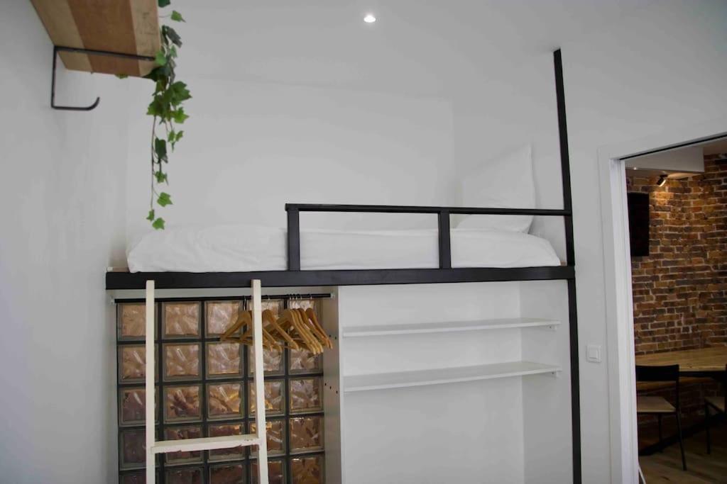 Another Brick In The Wall Apartment In Paris Sleeps 9 Exterior photo
