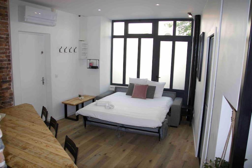 Another Brick In The Wall Apartment In Paris Sleeps 9 Exterior photo