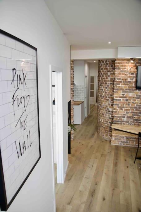 Another Brick In The Wall Apartment In Paris Sleeps 9 Exterior photo