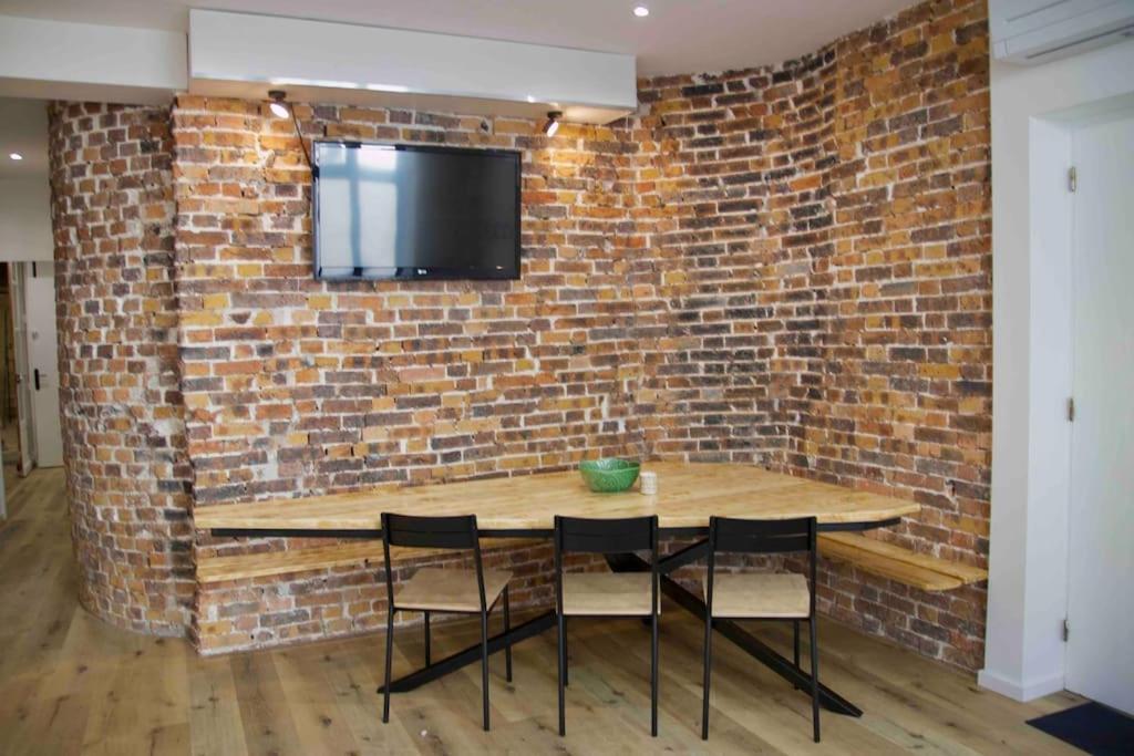 Another Brick In The Wall Apartment In Paris Sleeps 9 Exterior photo