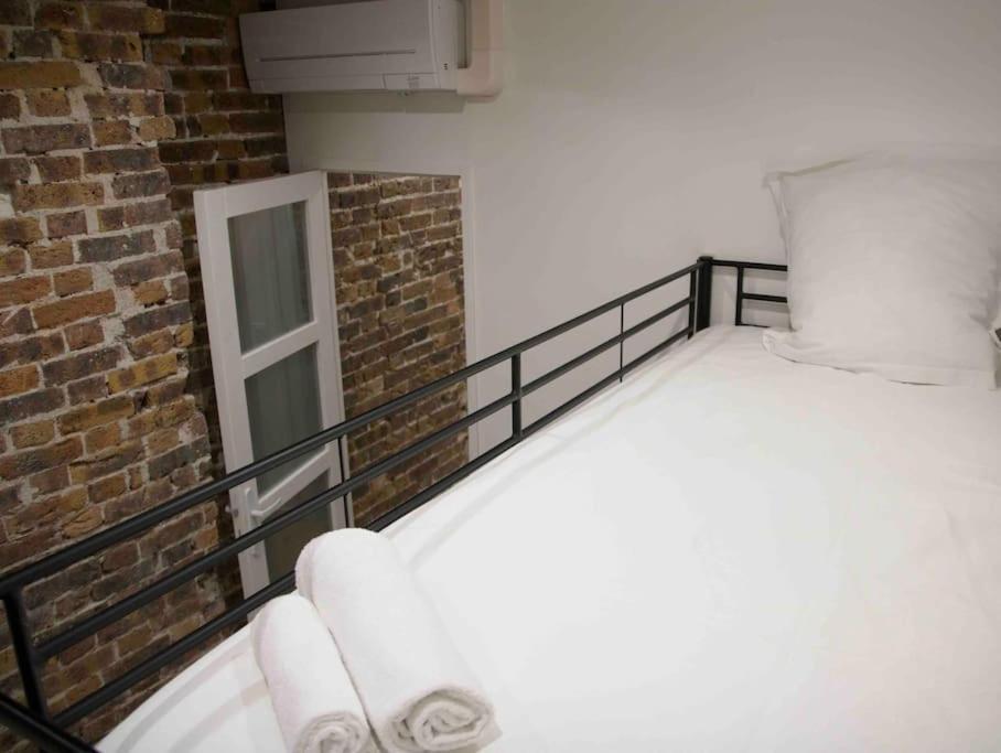 Another Brick In The Wall Apartment In Paris Sleeps 9 Exterior photo